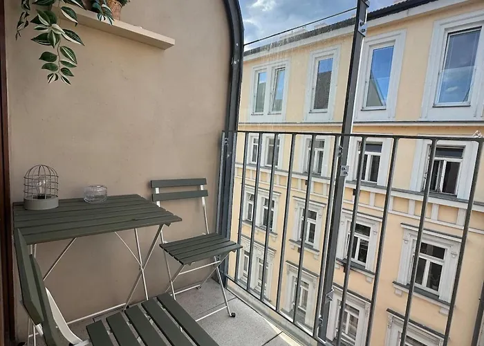 Modern Old Town - Balcony, Coffee, Wifi *